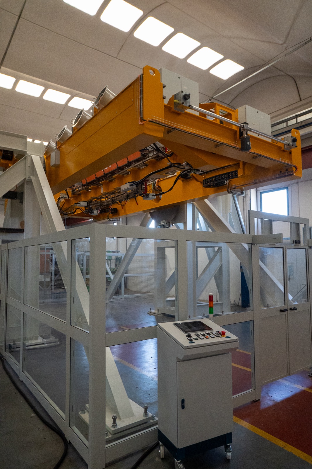 Braccio porta-stampo e quadro di controllo della linea rotazionale